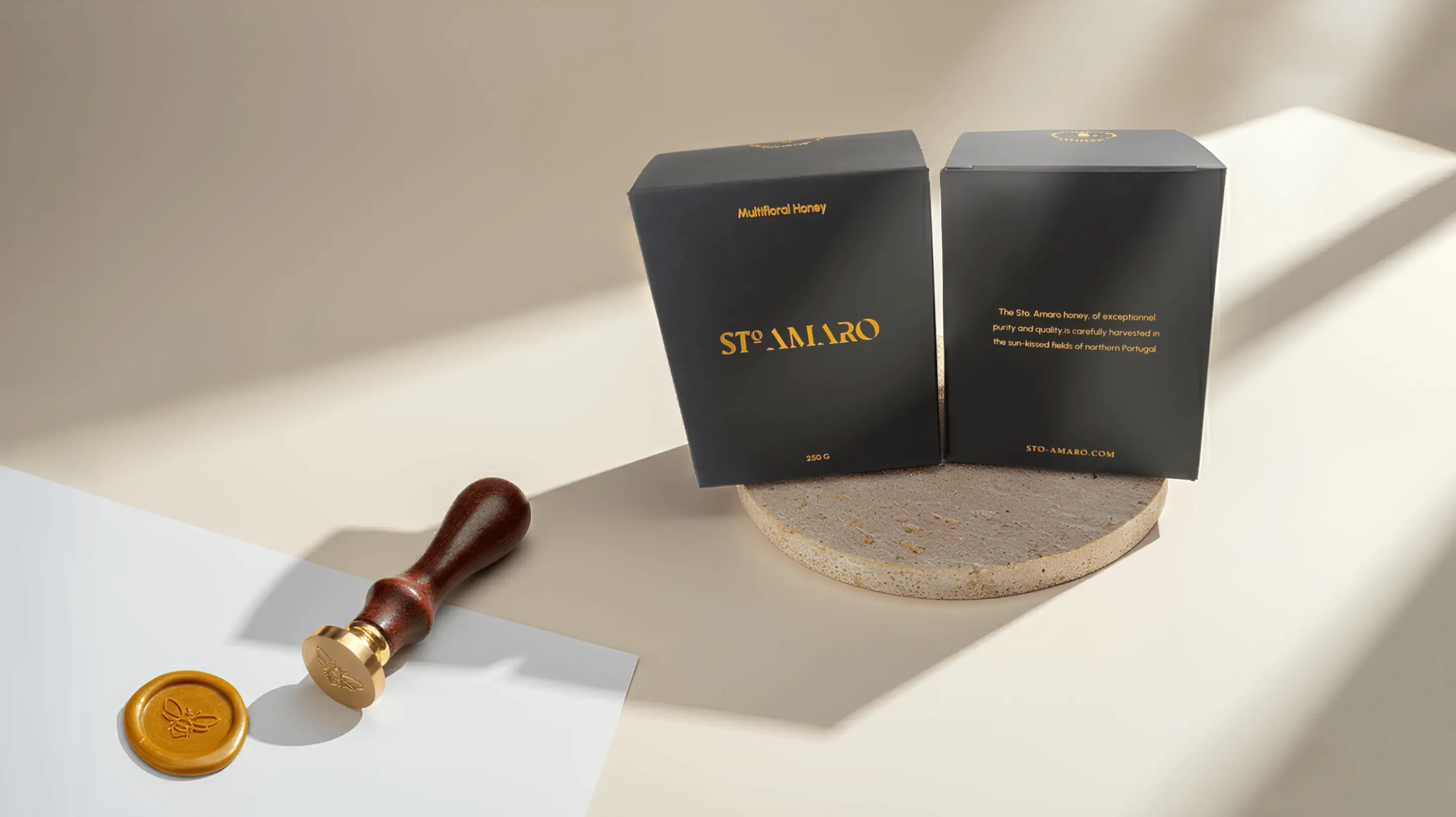 Mise en situation réelle du packaging premium avec sceau de cire